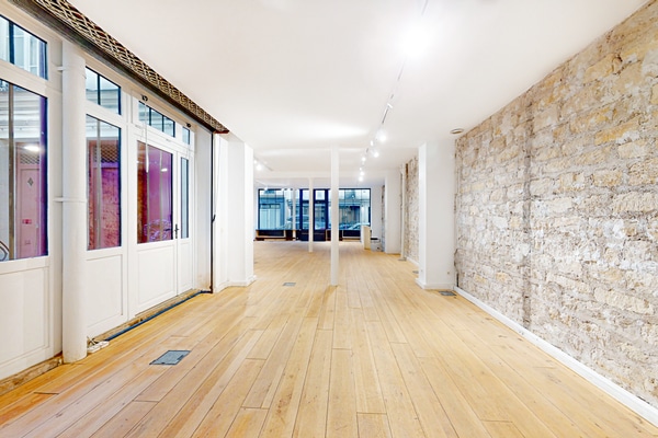 The street-front showroom - 130 m² (environ 1 400 sq ft)