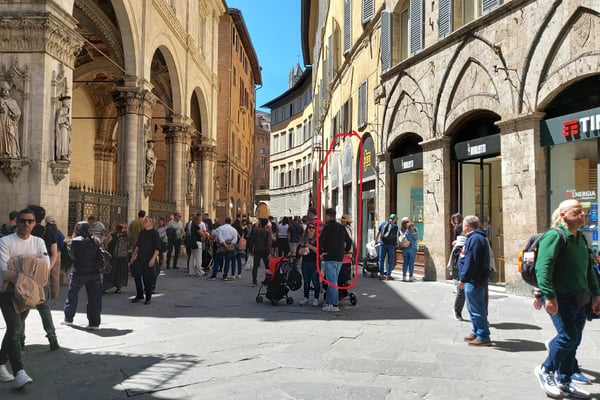 Negozio situato nel cuore del centro storico - Store located in the heart of the historic district