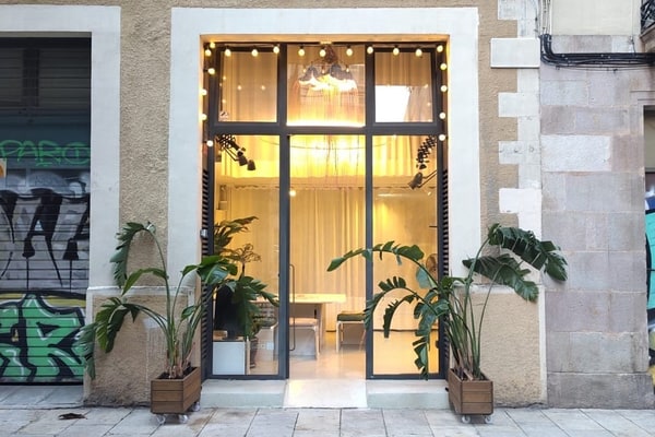 Street-Level Showroom with 6 m Ceilings and Garden in El Born, Barcelona