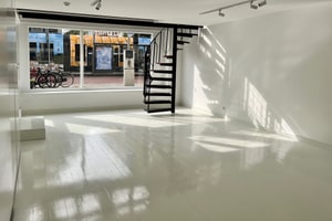 Bright Split-Level Gallery and Pop-Up Space in the Center of Amsterdam, photo 1