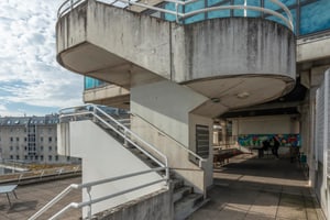 Grand atrium en béton avec escaliers, verrière et terrasses, Paris 13e, 相片 3