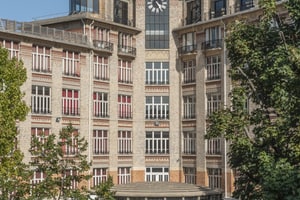 Bâtiment historique en briques avec coupole, mosaïques et grande cour, Paris 9e, 相片 2