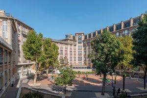 Bâtiment historique en briques avec coupole, mosaïques et grande cour, Paris 9e, 相片 3