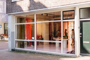 Street-Level Pop-Up Store with Large Windows in Central Amsterdam, 사진 2