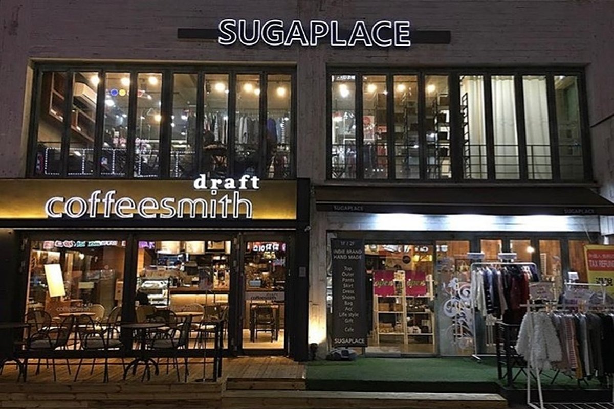 Coffee Smith Outdoor Space Near Front Of Yonsei University for Rent