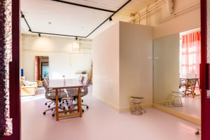 Street-Level Pop-Up Store with Large Windows in Central Amsterdam, 사진 5