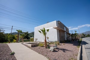 Architectural Concrete Villa with Lap Pool and Double-Height Living Space in Glendale, photo 2