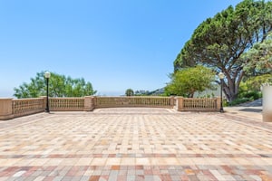 Outdoor plaza with panoramic views of Los Angeles, foto 1