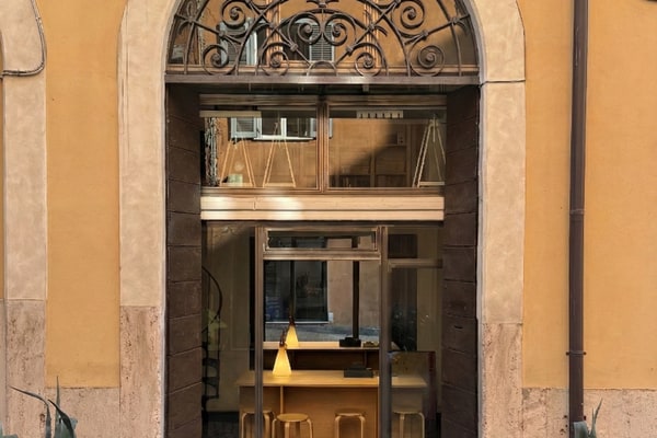 Spazio pop-up e mostre con grande vetrina su strada, Rione Monti, Roma