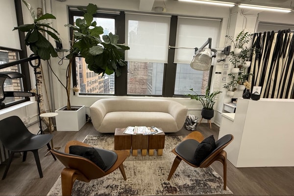 Bright Modern Salon for Pop-Ups, Trunk Shows & Shoots — Midtown