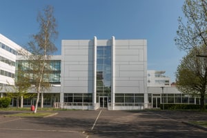 Architecture contemporaine lumineuse, passerelles vitrées et auditorium, Paris 14e, 相片 4
