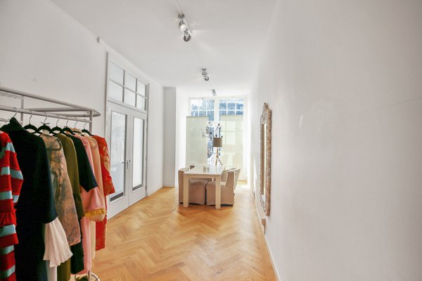 Photo of Multifunctional modern space in 17th century canal house on streetlevel with display windows