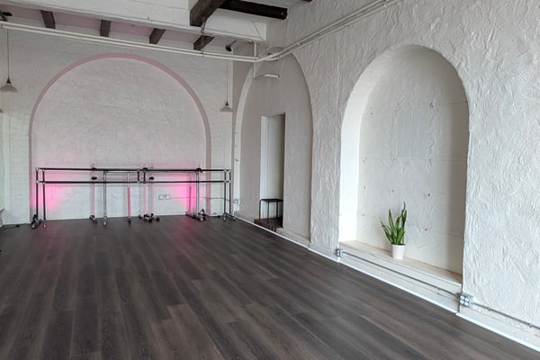 Photo of Large Windows First Floor Creative Space on Hollywood Blvd (Dance Studio)