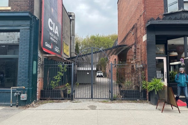 Outdoor Patio Laneway Eastend Leslieville 1800 sqft