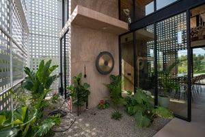 Architectural Concrete Villa with Lap Pool and Double-Height Living Space in Glendale, photo 4