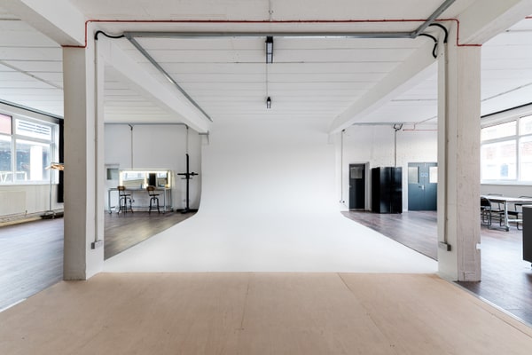 Large daylight studio with infinity cove and kitchen