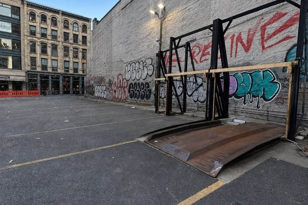 Broadway & Canal St Pop-Up Booth / Kiosk Space