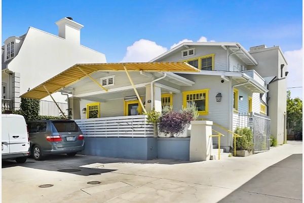 Restaurant on Larchmont with parking in front and back & Patio Space