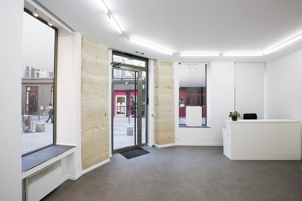 Espace 100 m² sur deux niveaux avec 5 vitrines, au pied du Centre Pompidou