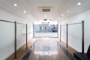 Two-Floor Pop-Up Shop with Full Glass Frontage in Shoreditch, London, photo 3