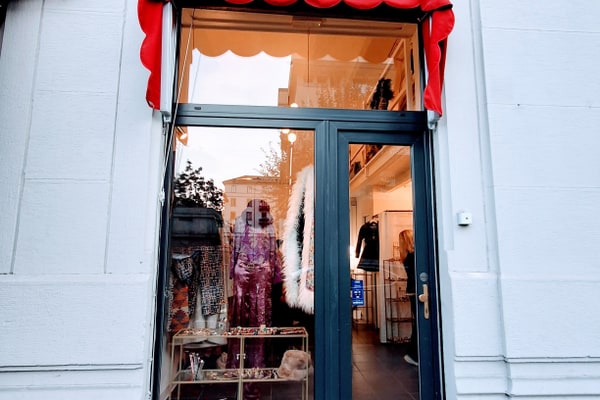 Romantica vetrina in zona elegante / Romantic shop window in an elegant area