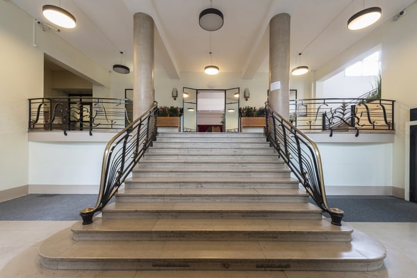 Hall à escalier d'honneur monumental et amphithéâtre, Paris 17e