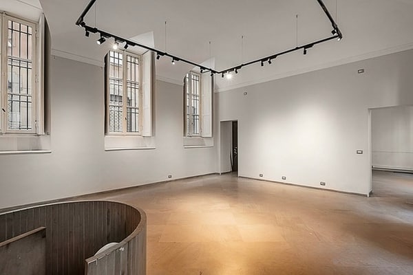 Monte Napoleone area street entrance space with 5m ceiling