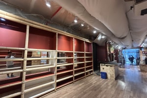 Retail Bays in a Busy Shared Marketplace, Mirvish Village, Toronto, 사진 1