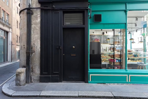 Pilgrim Street first floor space with hidden entrance in alleyway, high ceiling and plenty of natural light
