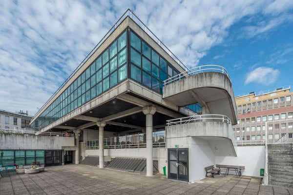 Grand atrium en béton avec escaliers, verrière et terrasses, Paris 13e
