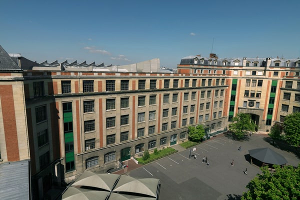 Bâtiment des années 1930 avec cour, gymnase et salles de collections, Paris 16e