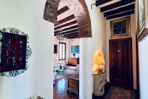 listings.show.sections.photos.alt