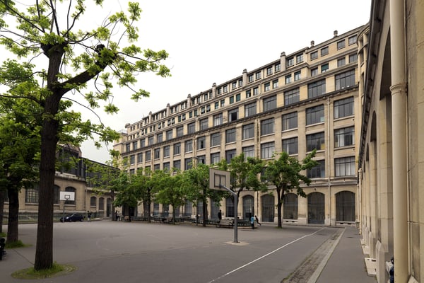 Bâtiment patrimonial avec auditorium, gymnase et fresques, Paris 16e