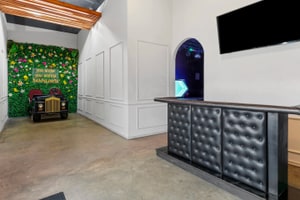 Cocktail Lounge with Stage and White Cyclorama Studio in Northeast Los Angeles, 相片 1