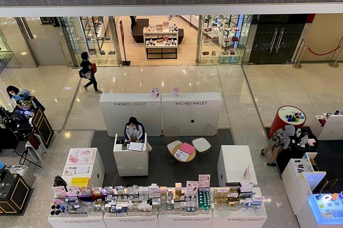 Promotion kiosk in Shopping mall in Central | Storefront, image size:1200x800