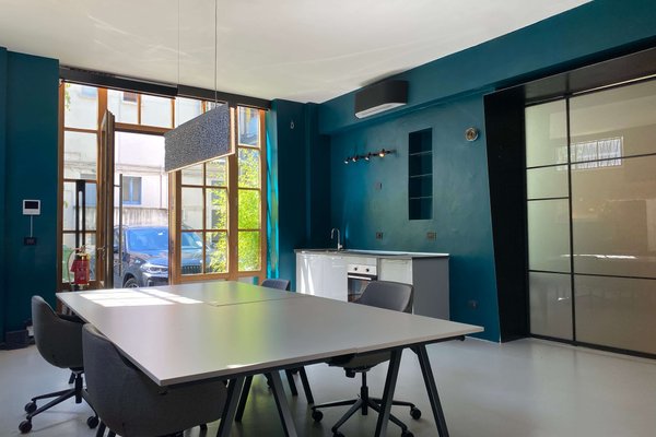 Photo of Open Space 120mq con terrazza privata ai Navigli, Milano. Location luminosa e versatile, ideale per eventi, showroom, uffici temporanei, moda, shooting e coworking. Spazio flessibile e facilmente adattabile a ogni esigenza creativa o professionale.