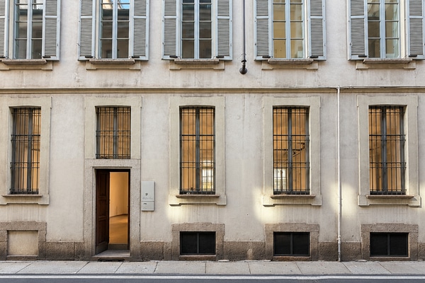 Monte Napoleone area street entrance space with 5m ceiling